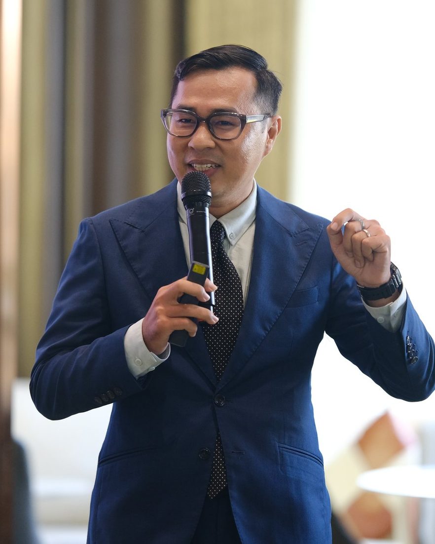 Coach Lê Hoàng Lâm đang chia sẻ trên sân khấu
